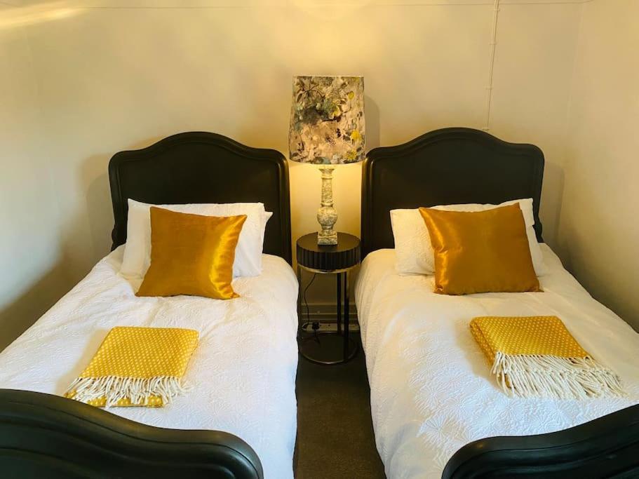 Stunning Countryside With Hot Tub - Sleeps 8 *