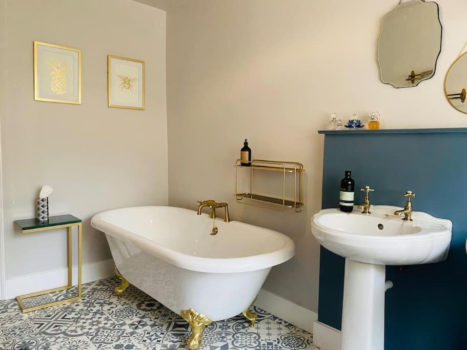 Holiday home Stunning Countryside With Hot Tub - Sleeps 8 *