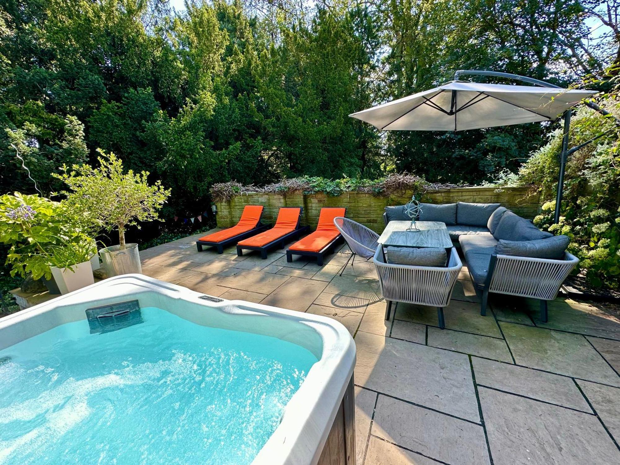 Stunning Countryside With Hot Tub - Sleeps 8 Holiday home *